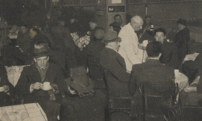 300264 Afbeelding van de drukte in een café of restaurant vermoedelijk aan het Vredenburg te Utrecht, met bezoekers van ...